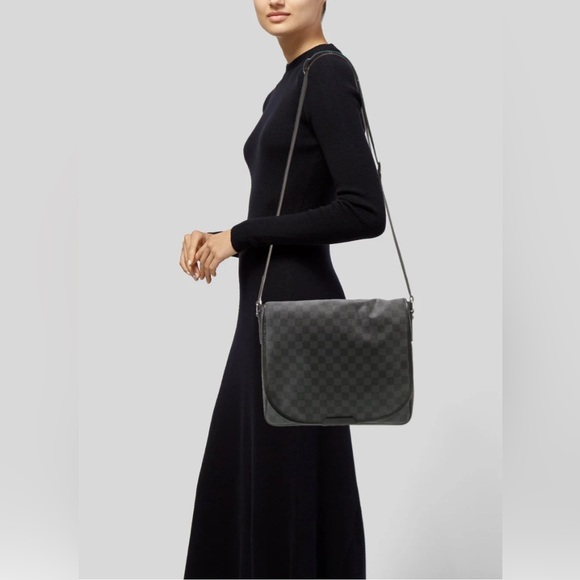 Authentic Louis Vuitton
Damier Graphite Shoulder Bag MM Messenger bag - Picture 12 of 13